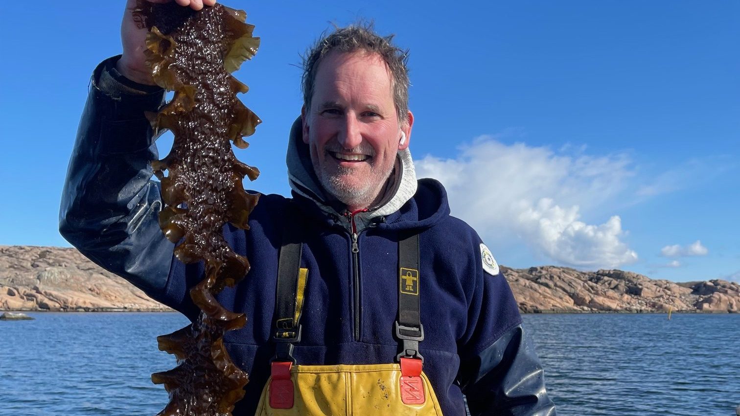 Adriaan plockar upp tång ur havet