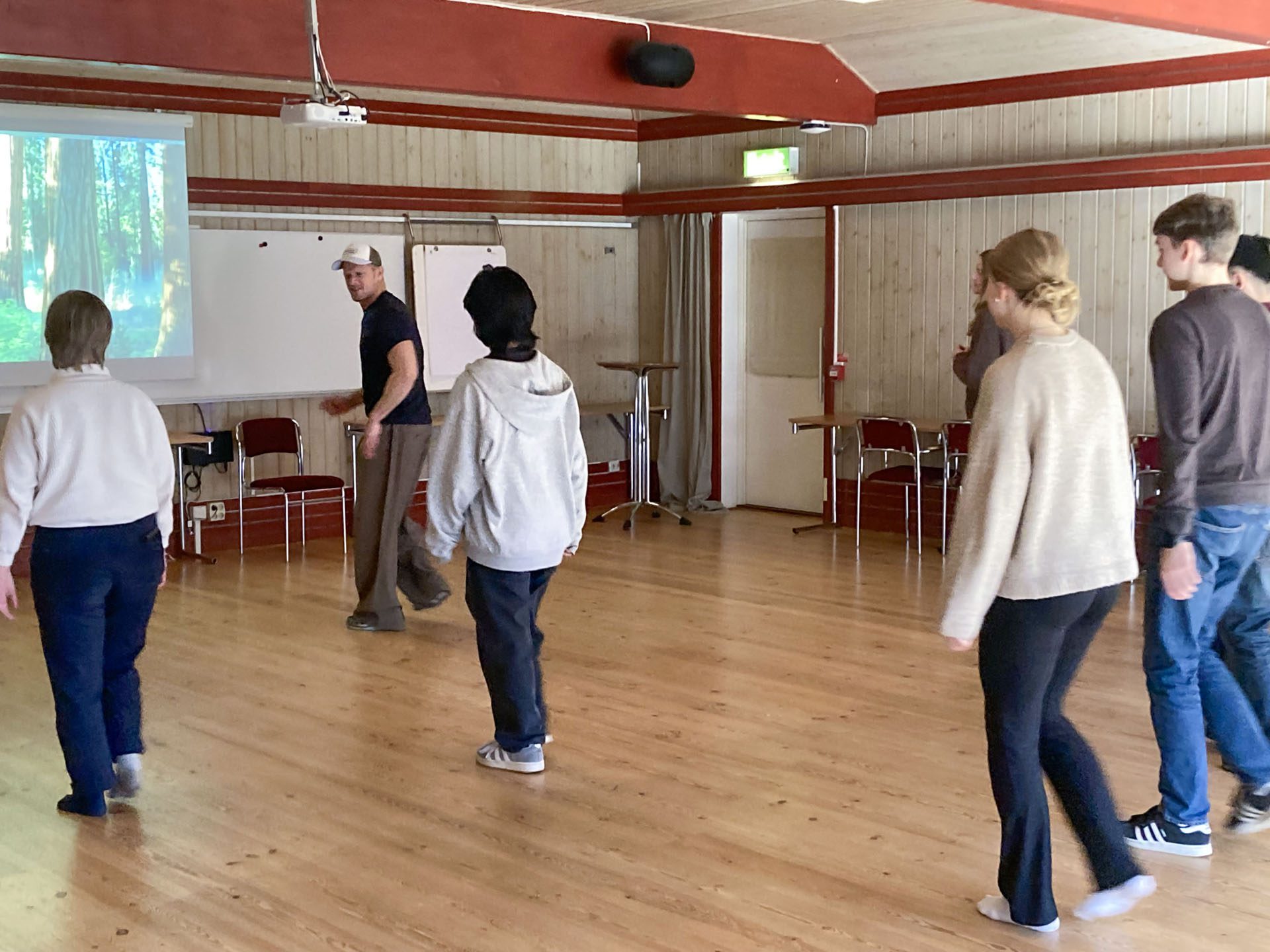 Tobias Karlsson, dansare och artist instruerar grupp